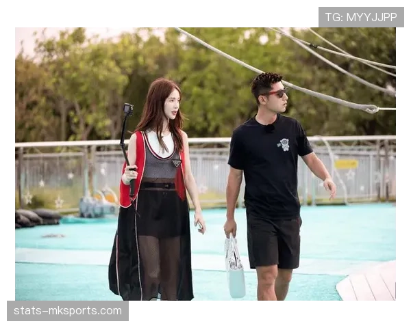 张继科手戴名表拎路边炸串，奢侈和烟火气并存，笑死了